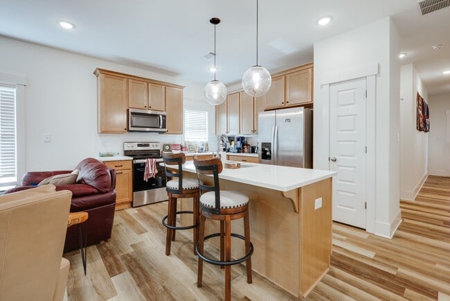 Building Photo - 374 Arch St