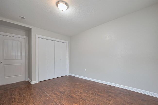 Building Photo - 1143 Majestic St