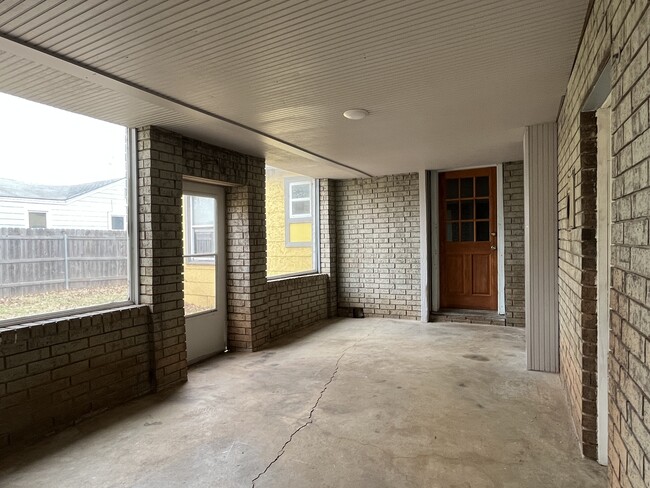 Enclosed Patio - 2030 W Sherwood Ave