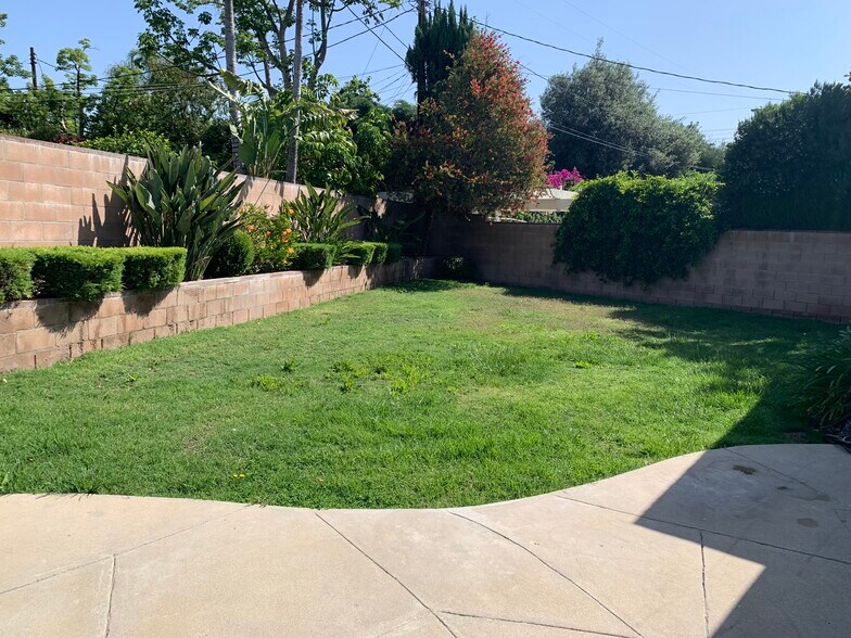 Building Photo - 18919 Liggett St