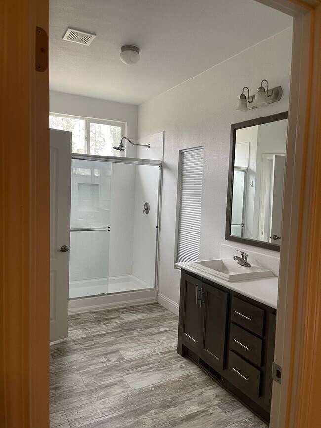 Building Photo - Newer Manufactured home, 3 bed 2 bath, Lower Magalia