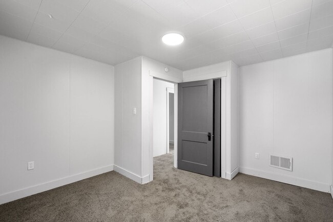 Building Photo - MOVE IN SPECIAL! SCORE HALF OFF 1ST MONTH'...