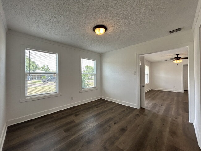 Building Photo - Beautiful Home near Middle School & Park!