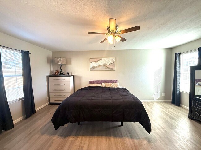 Building Photo - 303 Fiesta Ave