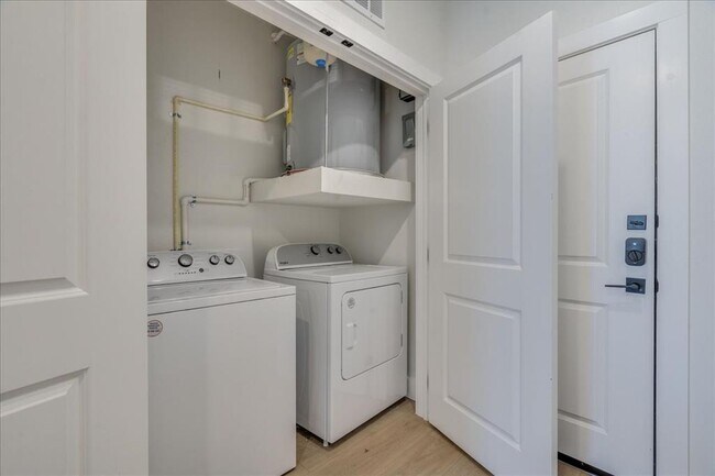 Building Photo - 3000 Duval St