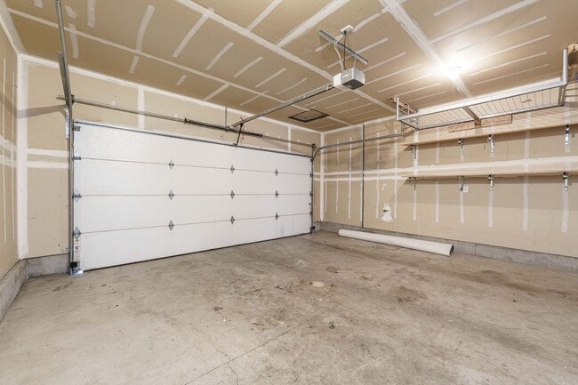 Building Photo - A/C Equipped 4 Bedroom 2.5 Bath Located in...