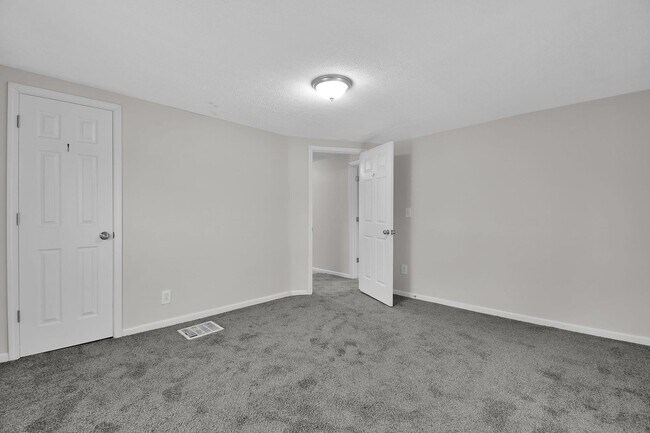 Building Photo - Large Single Family Rental - Available Now