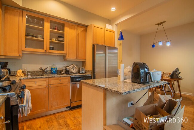 Building Photo - 1017 W Dakin St