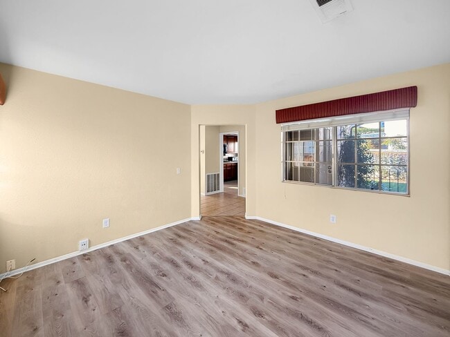 Building Photo - Beautiful 4BR/2.5BA Home Featuring a Large...