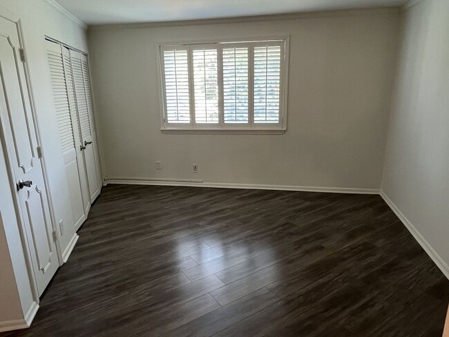 Building Photo - Updated 3 Bed Condo in Myers Park
