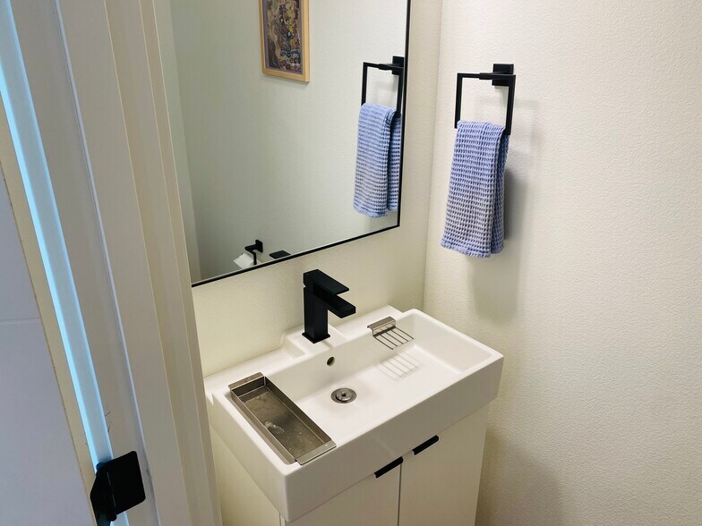 Building Photo - 3942 SE Gladstone St