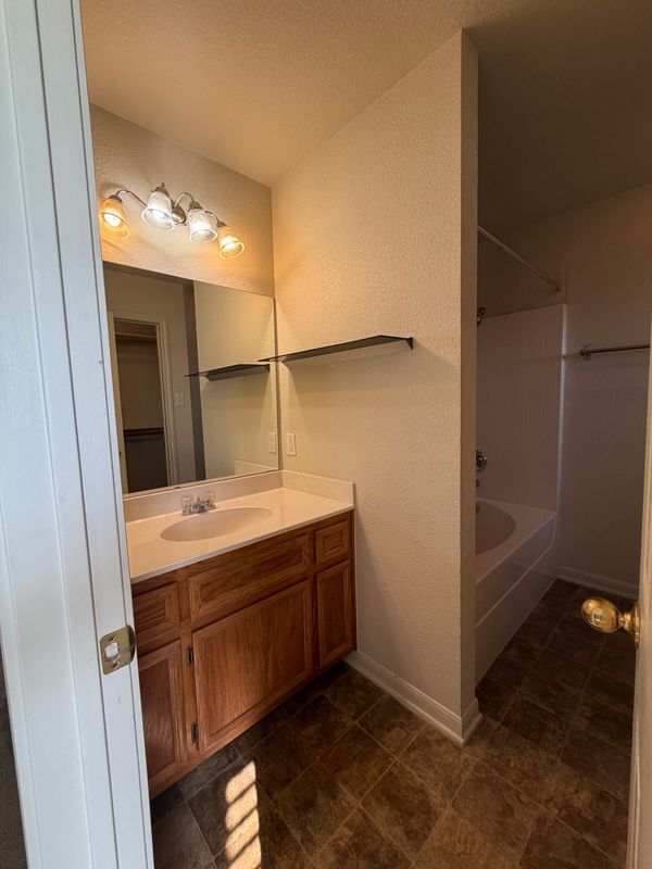 Building Photo - 715 Lakeview Dr