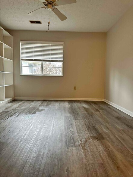 Building Photo - 6615 Hedington Square