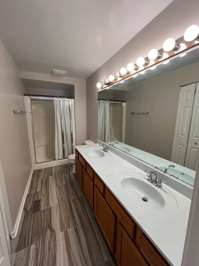 Building Photo - 358 Woodview Cir