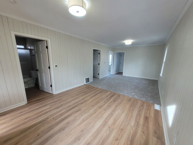 Building Photo - 2 Bedroom Rental Home with mudroom and spa...