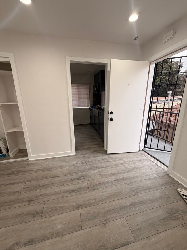 Building Photo - 2-1342 E 59th St