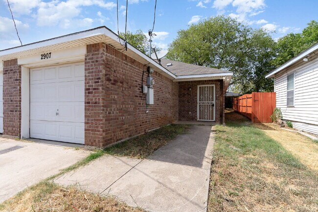 Building Photo - Comfort and Convenience of 3BD/2BA Duplex in Fort Worth!