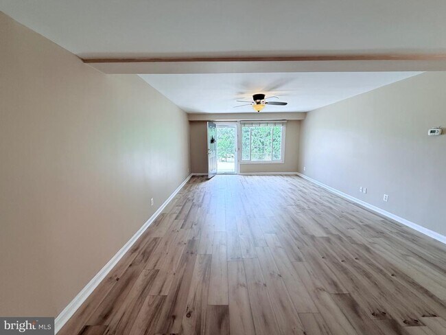 Building Photo - 1425 N Van Dorn St