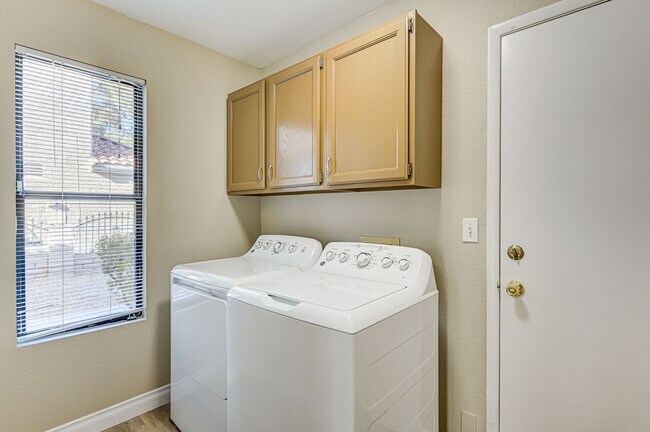 Building Photo - 3 bedroom single story in Henderson!