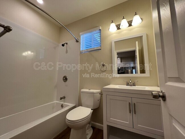 Building Photo - 1478 Darwin St