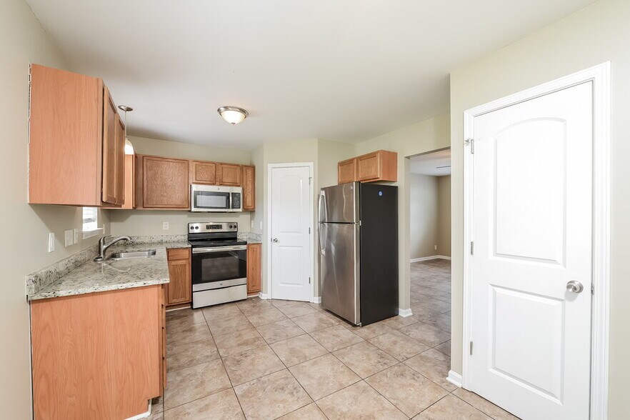 Building Photo - 5624 Fairway Forest Dr