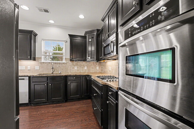 Building Photo - 1349 Middlecrest Dr NW