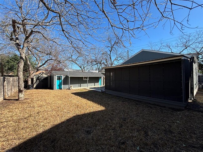 Building Photo - 1104 Bouldin Ave