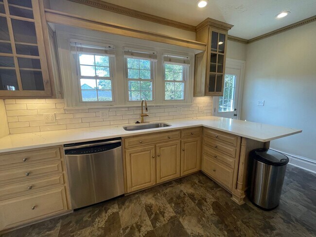 Building Photo - Updated 3/2 House in Old East Rome $2,295