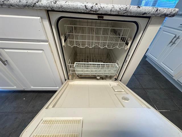 Building Photo - 9205 Lenox Dr