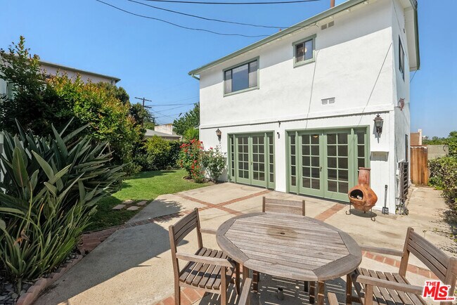 Building Photo - 1122 S La Peer Dr