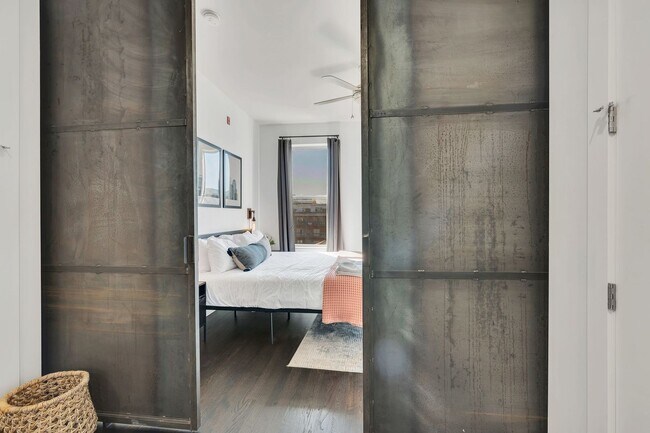 Building Photo - Furnished West End Luxury Condo