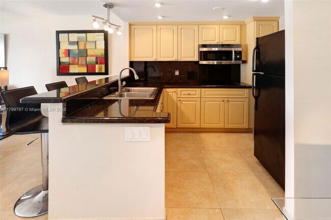 Building Photo - 220 Kings Point Dr