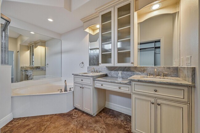 Building Photo - ** Immaculate,  3 Bed/2 Bath Lake Front Pool Home in Naples ~ Available NOW**