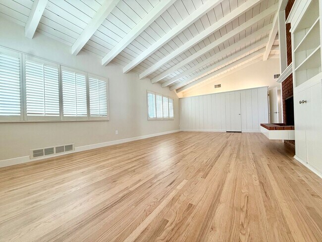 Building Photo - Beautiful 3BR/3BA Point Loma Home with Vaulted Ceilings & Central AC