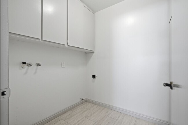 Building Photo - Prime L.A. Location Steps from Beverly Hills | 2 BR / 2.5 BA Home-Like Condo