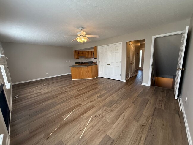 Building Photo - LARGE BEAUTIFUL 3 Bedroom 2.5 Bath Townhou...
