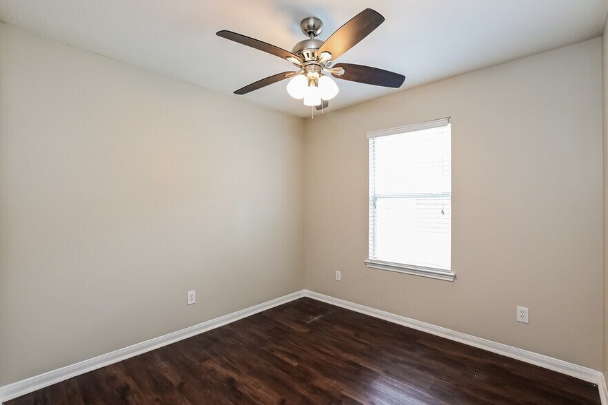 Building Photo - 4018 Falvel Shadow Creek Dr