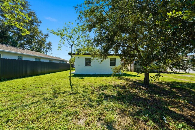 Building Photo - 406 NW 7th Ct