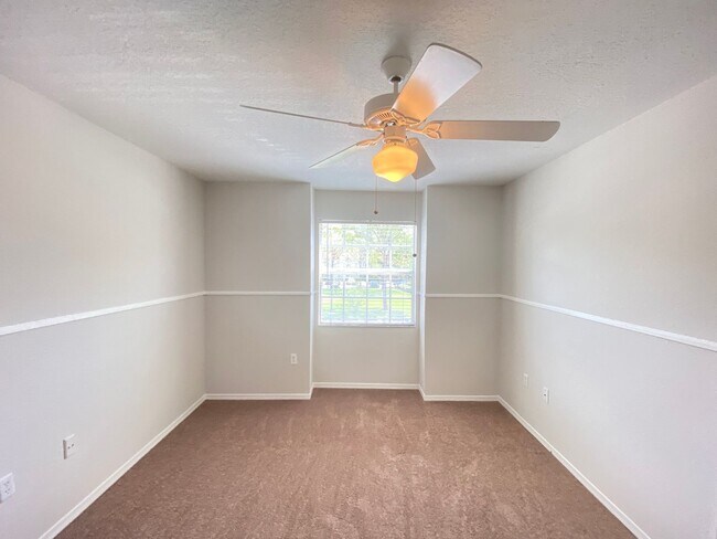 Building Photo - Second Floor Apartment with Balcony View! ...