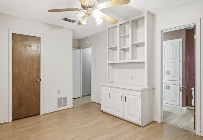 Building Photo - 716 S Houston St