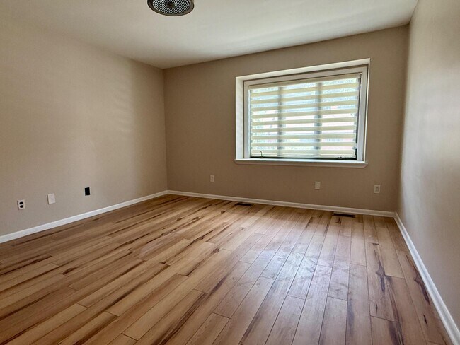 Building Photo - 5545 Doral Dr