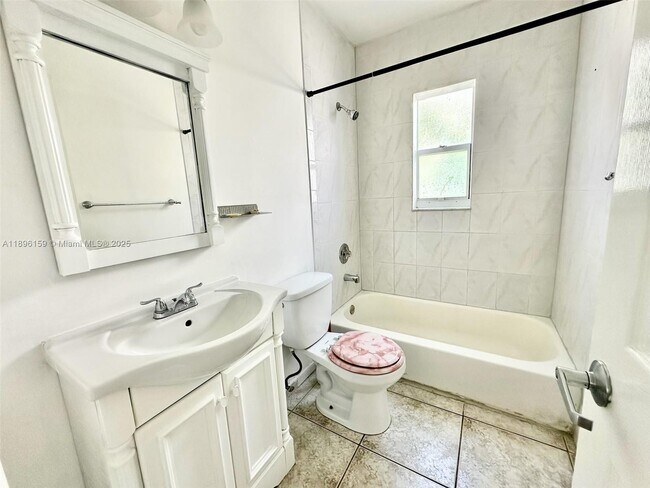 Building Photo - 2101 Bay Dr