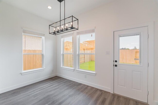 Building Photo - 10726 Pine Pink