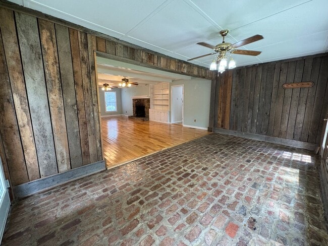 Building Photo - Large 3/2 House off Kingston Hwy- $2,195