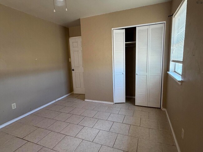 Building Photo - 115 E Garden Dr
