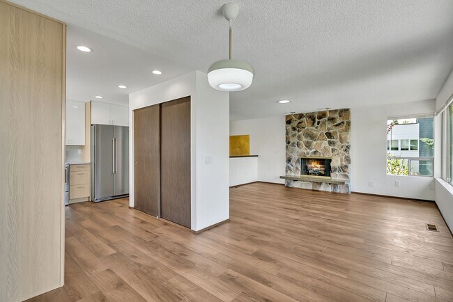 Building Photo - 8832 20th Ave SW