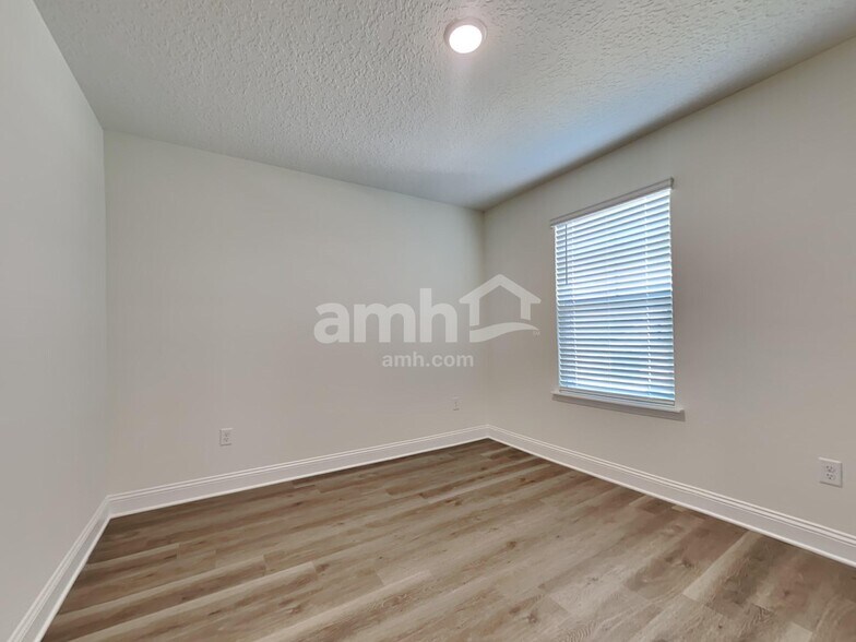 Building Photo - 11637 Hillside Dr