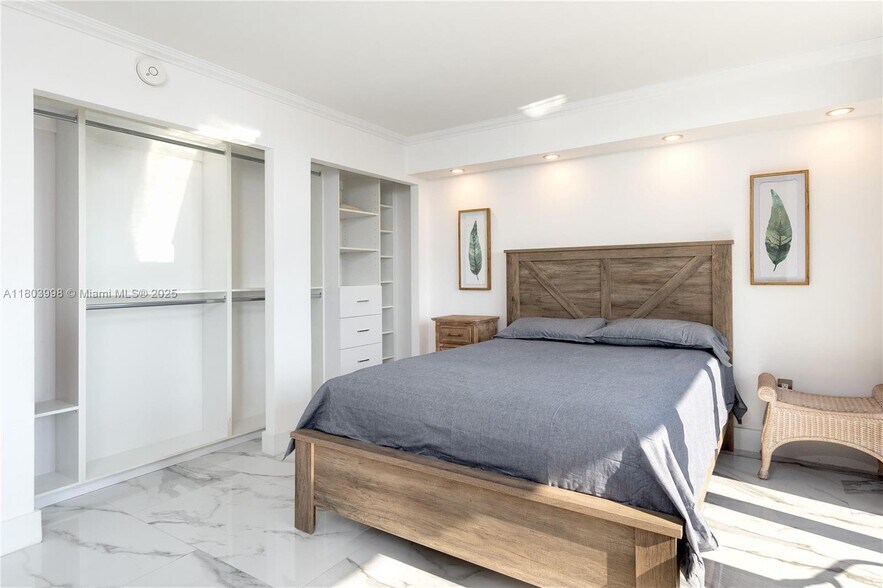 Building Photo - 1450 Brickell Bay Dr