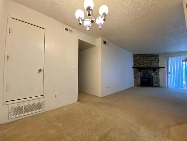 Building Photo - Charming 1 Bed 1 Bath Condo near Windsor L...