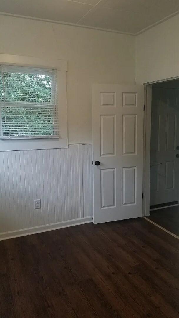 Building Photo - Spacious 2 Bedroom 1 Bathroom Home WIth Hu...